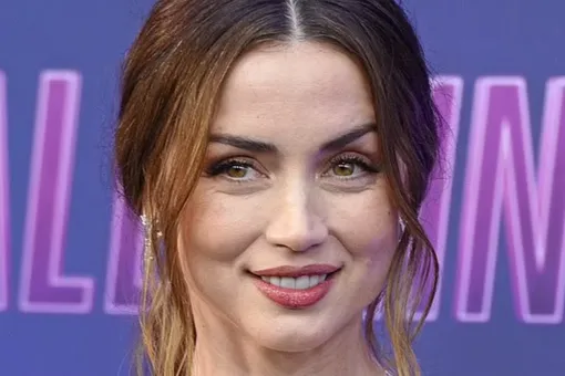 Ана де Армас в платье с экстремальным декольте без бра появилась на премьере в Берлине Ана де Армас в платье с экстремальным декольте без бра появилась на премьере в Берлине