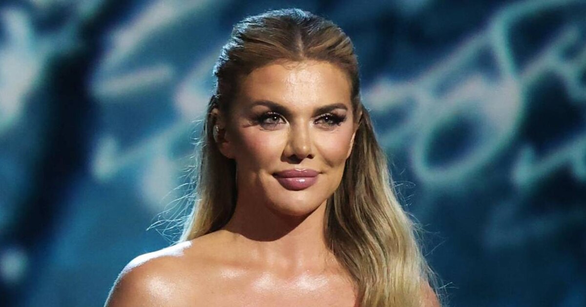 Күшті оргазмы бар порно Кішкентай пенис күледі