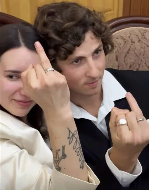 Елена и Олег показали кольца