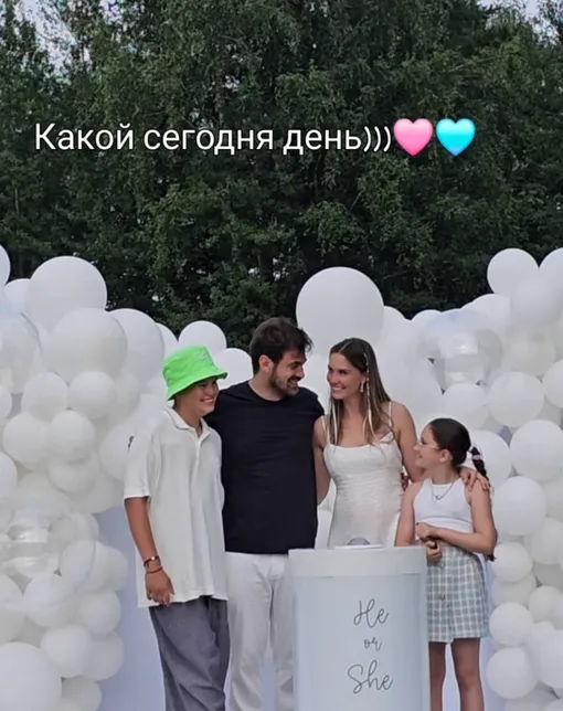Агата Муцениеце с Петром Дрангой, сыном Тимофеем и дочерью Мией