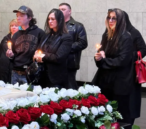 Наталия Кузьмина с сыном Василием на похоронах