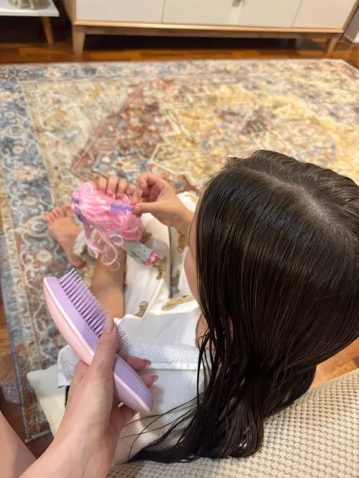 Анна играет с новыми куклами Анна играет с новыми куклами