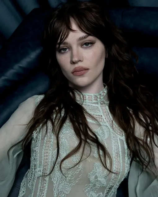 Звезда сериала «Шершни» давно сделала челку-шторку своей фавориткой