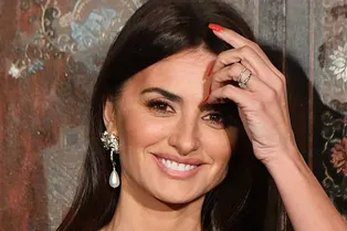 «Икона стиля»: Пенелопа Крус в мини произвела фурор на модном показе в Париже «Икона стиля»: Пенелопа Крус в мини произвела фурор на модном показе в Париже