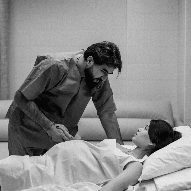 надпись я тебя не люблю. мы не рядом но мы вместе. ты меня любишь со мной рядом будешь. слова песни а ты меня любишь ага. статус про любимого мужа.