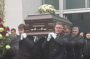 Гроб с телом Алексея Пиманова после прощания с ним вдовы вынесли из траурного зала Троекуровского кладбища — видео
