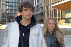 «Мы смогли не заплакать»: Карина Кросс впервые после свадьбы вышла в свет с молодым мужем