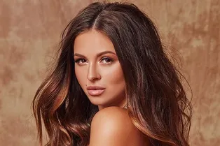 «Мои родные пончики»: Нюша показала трогательное видео с мужем и дочкой на пляже