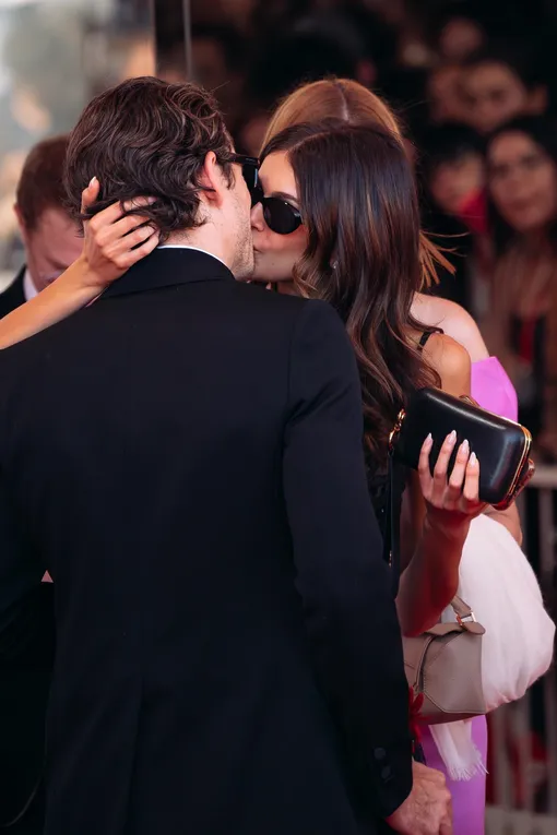 Кайя Гербер поцеловала бойфренда на фестивале