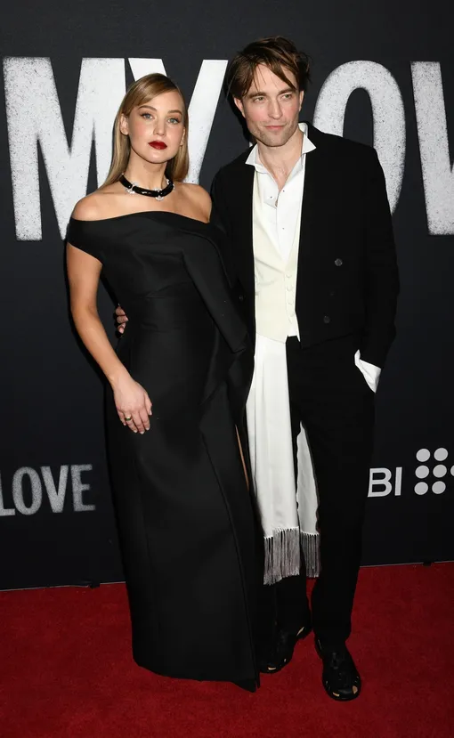 Дженнифер Лоуренс и Роберт Паттинсон на премьере Дженнифер Лоуренс и Роберт Паттинсон на премьере