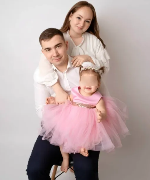 Анастасия Демина с мужем и дочерью