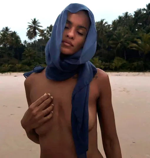 Нара Баптиста на пляже