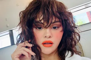 Селену Гомес в розовом купальнике заметили на курорте в Мексике