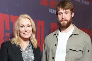 Мария Шукшина с отпустившим бороду 27-летним сыном Макаром Касаткиным появились на премьере в Москве