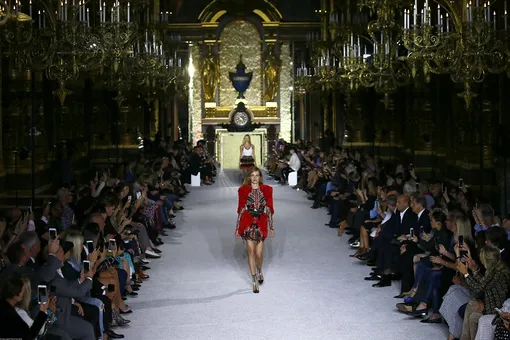 Наталья Водянова на показе Balmain в Париже Наталья Водянова на показе Balmain в Париже