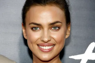 Ирину Шейк в микрошортиках впервые заметили с дочерью и собакой после празднования 40-летия Ирину Шейк в микрошортиках впервые заметили с дочерью и собакой после празднования 40-летия