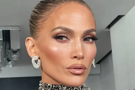 Дженнифер Лопес снялась в белом бикини и розовой юбке на пляже