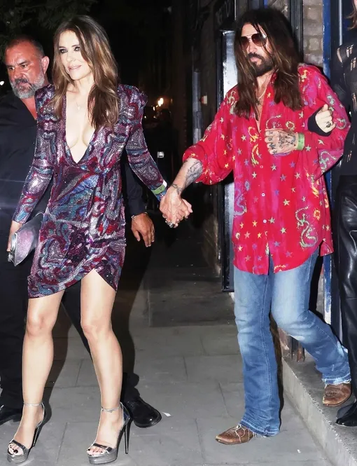 Элизабет Херли полгода встречается с отцом Майли Сайрус Элизабет Херли полгода встречается с отцом Майли Сайрус