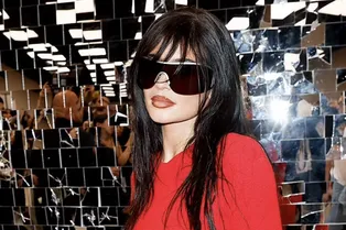 «Алый идет жгучим брюнеткам»: Кайли Дженнер в облегающем платье произвела фурор в Париже «Алый идет жгучим брюнеткам»: Кайли Дженнер в облегающем платье произвела фурор в Париже