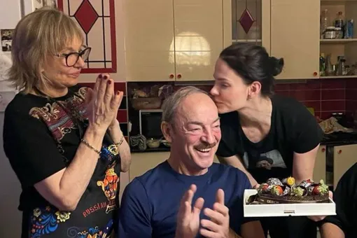 «Внуки и жена рядом»: Елизавета Боярская показала трогательное видео с отцом в день его 76-летия «Внуки и жена рядом»: Елизавета Боярская показала трогательное видео с отцом в день его 76-летия