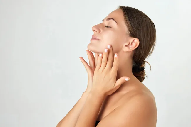 Не гладкость и не цвет: 5 главных признаков здоровья и молодости кожи, по мнению дерматолога