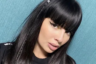 «Мы с Кириллом и его девушкой Аделиной»: звезда «Дома-2» Нелли Ермолаева подружила мужа со своим бывшим и его невестой «Мы с Кириллом и его девушкой Аделиной»: звезда «Дома-2» Нелли Ермолаева подружила мужа со своим бывшим и его невестой