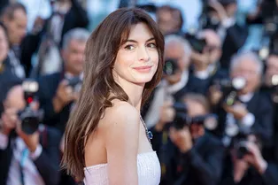 В этом сезоне каждая стильная девушка носит сапоги, как у Энн Хэтэуэй — они будут актуальны всегда В этом сезоне каждая стильная девушка носит сапоги, как у Энн Хэтэуэй — они будут актуальны всегда