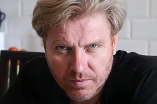 Пьяного актера сериала «Штрафбат» Евгения Сологалова не пустили в самолет в Омске Пьяного актера сериала «Штрафбат» Евгения Сологалова не пустили в самолет в Омске