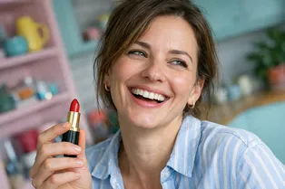 Избавься от темных кругов под глазами с помощью... красной помады!