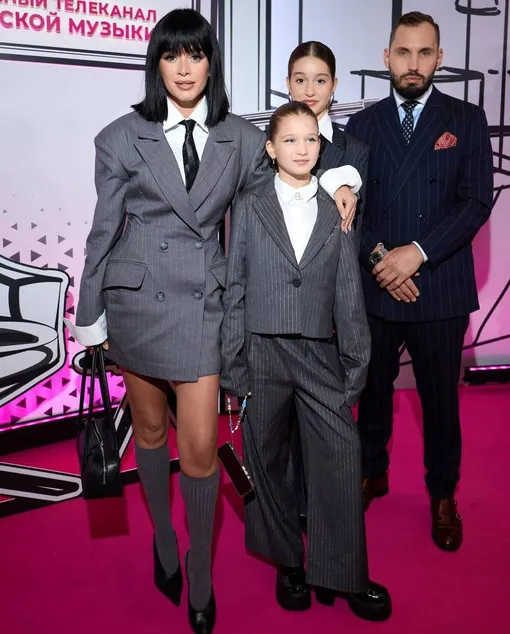 Ксения Бородина вышла в свет с дочерьми и женихом