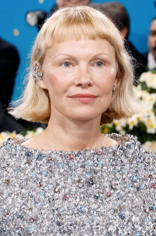 Кому-то короткая чела покажется странной, но Памела Андерсон выглядит с ней идеально Кому-то короткая чела покажется странной, но Памела Андерсон выглядит с ней идеально