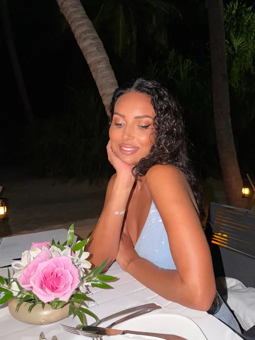 Алсу показала женственный образ