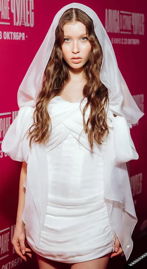 Анна Пересильд на премьере фильма «Алиса в стране чудес» Анна Пересильд на премьере фильма «Алиса в стране чудес»