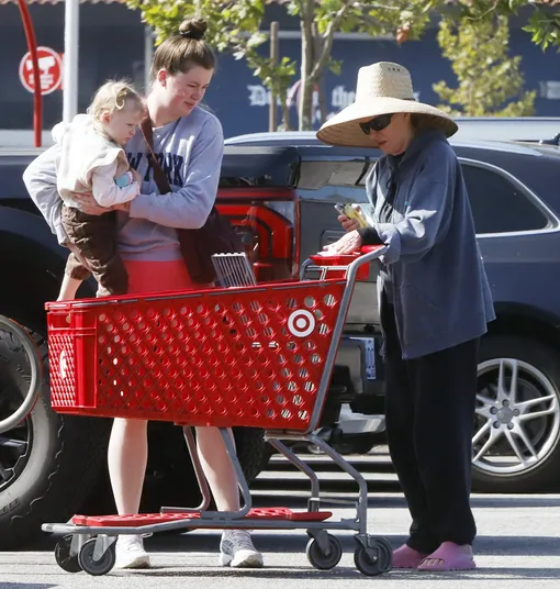 Айрленд Болдуин с дочерью и Ким Бейсингер