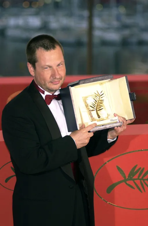 Ларс фон Триер получает награду Каннского фестиваля за фильм «Танцующая в темноте», 2000 год