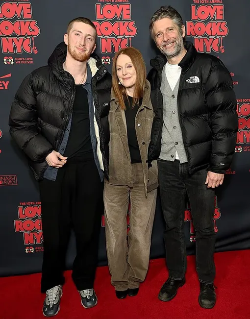 Джулианна Мур с сыном и мужем