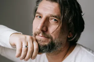 «На меня упал конь»: Александр Устюгов чуть не пострадал на съемках сериала «Околоточный» «На меня упал конь»: Александр Устюгов чуть не пострадал на съемках сериала «Околоточный»