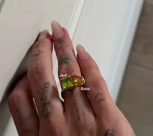 Хейли Бибер посвятила сыну кольцо с перидотом и топазом Хейли Бибер посвятила сыну кольцо с перидотом и топазом