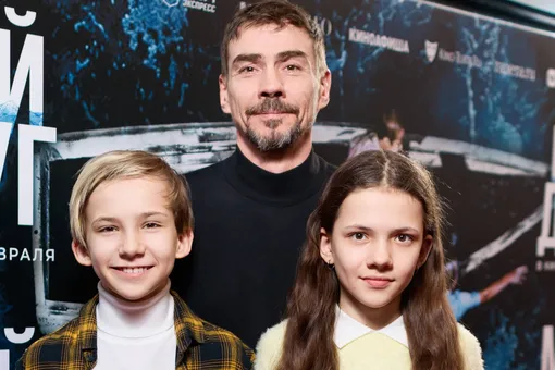 Редкий выход: Денис Никифоров вместе с двойняшками Вероникой и Александром появился на премьере в Москве Редкий выход: Денис Никифоров вместе с двойняшками Вероникой и Александром появился на премьере в Москве