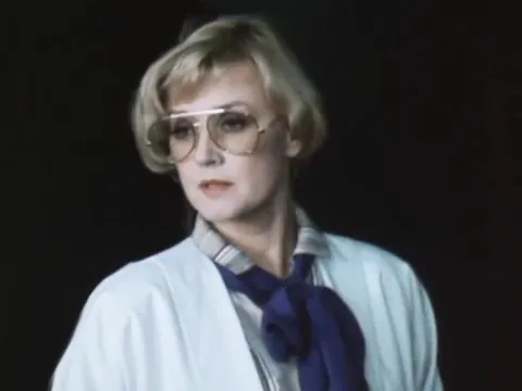 Вера Алентова в фильме «Непредвиденные визиты»