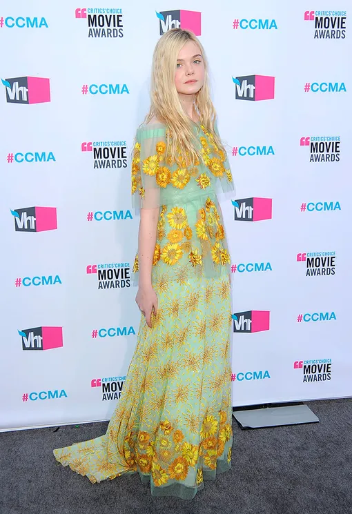 Стрижка лесенка со ступеньками, начинающимися ниже подбородка, делают круглое лицо Эль Фэннинг более вытянутым