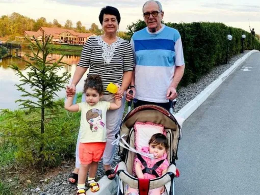 Эммануил Виторган и его жена Ирина Млодик на прогулке с дочерьми Этель и Кларой