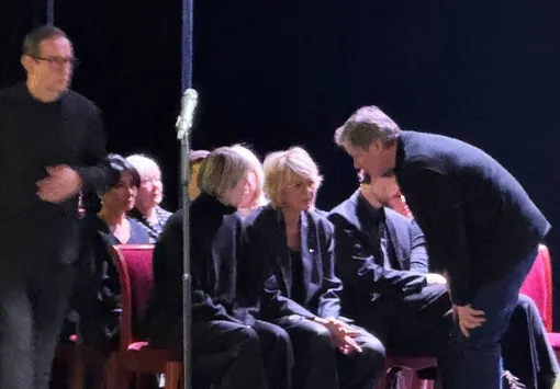 Константин Хабенский и Юлия Меньшова с родными во время прощания с Верой Алентовой