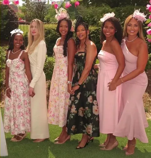 Захара и Анджелинв Джоли (крайние слева) на бранче в колледже