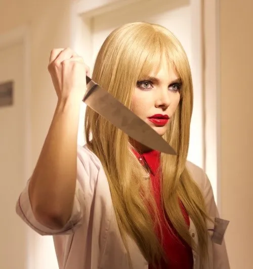 Однако перекраситься из брюнетки в блондинку актриса все же не решилась, а просто примерила парик для съемок в очередном проекте цвет волос брюнетка блондинка