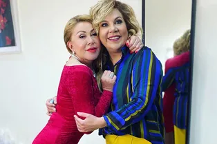«Шикарные девочки!»: Успенская в тесном платье обнялась со звездой Comedy Woman «Шикарные девочки!»: Успенская в тесном платье обнялась со звездой Comedy Woman