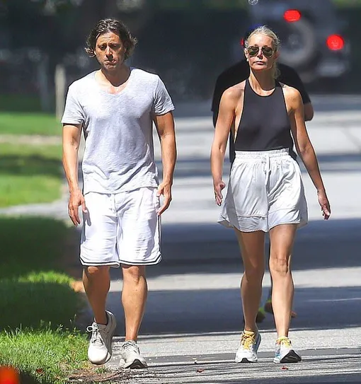 Гвинет Пэлтроу не надела нижнее белье во время прогулки с Брэдом Фэлчаком Гвинет Пэлтроу не надела нижнее белье во время прогулки с Брэдом Фэлчаком