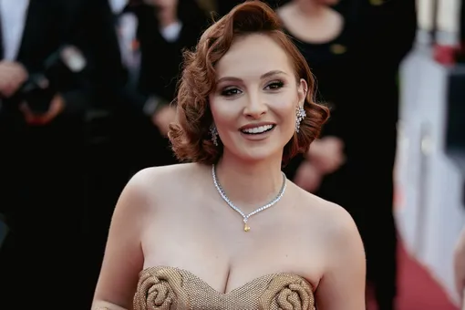 Қалада мөлдір көйлекпен