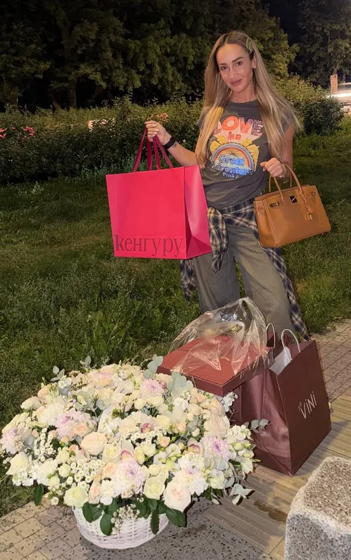 Ольга Бузова приехала к сестре с подарками Ольга Бузова приехала к сестре с подарками