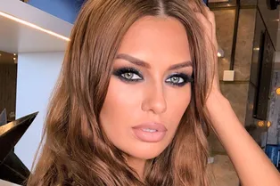 Виктория Боня в асимметричном платье с голым плечом очаровала посла Катара Виктория Боня в асимметричном платье с голым плечом очаровала посла Катара